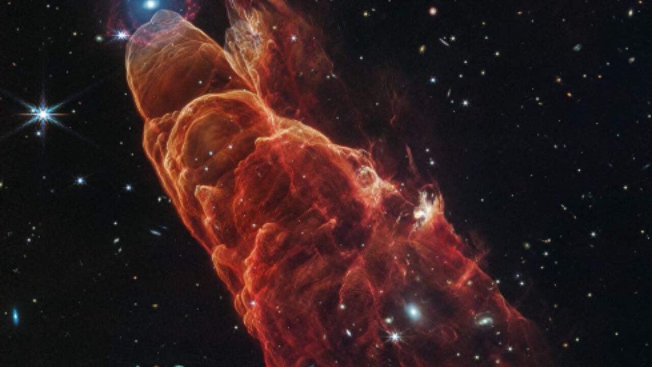 James Webb permitió ver con claridad el “Tornado Cósmico”, un fenómeno en una estrella joven.