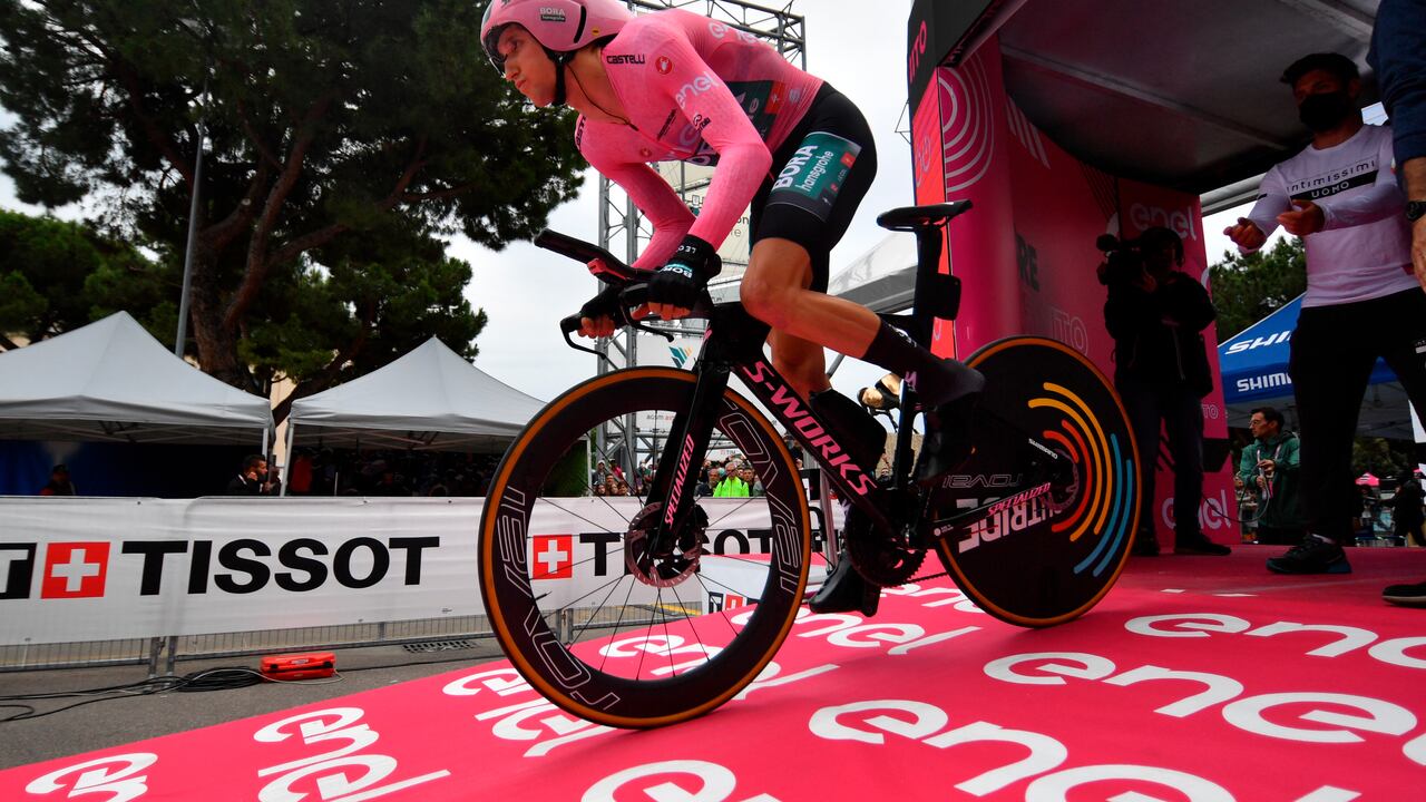 Ecuador's Richard Carapaz competes during the 21st stage against the clock race of the Giro D'Italia, in Verona, Italy, Sunday, May 29, 2022. (Gian Mattia D'Alberto/LaPresse via AP)