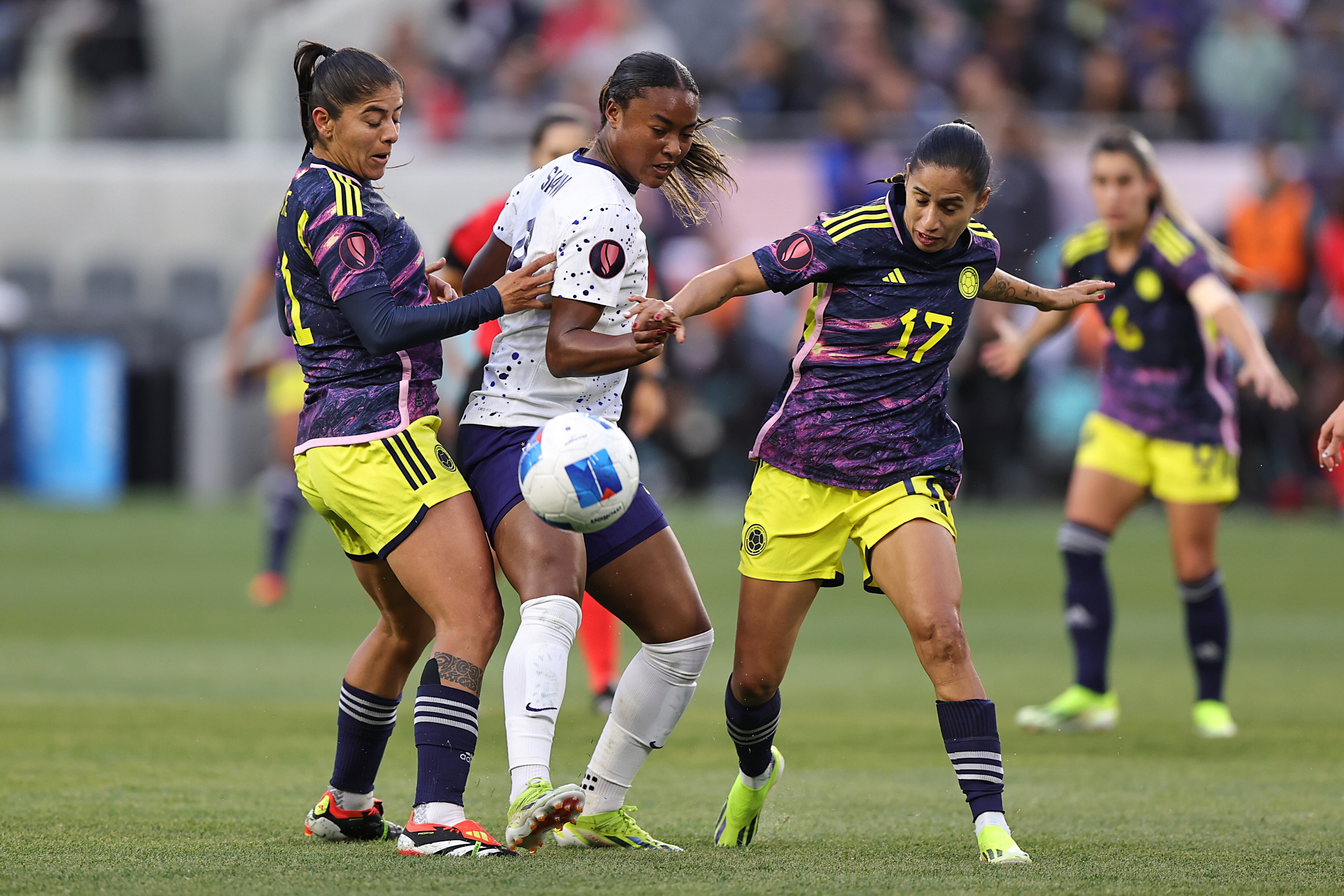 LOS ÁNGELES, CALIFORNIA - 3 DE MARZO: Carolina Arias Vidal # 17 de Colombia y Jaeyn Shaw # 8 de Estados Unidos luchan por el balón durante los cuartos de final - partido de la Copa Oro W Concacaf 2024 entre Estados Unidos y Colombia en el estadio BMO el 3 de marzo de 2024 en Los Angeles, California. (Foto de Omar Vega/Getty Images).