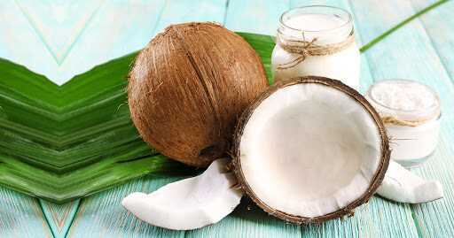 La Biblioteca Nacional de Medicina de Estados Unidos recoge que la aplicación de aceite de coco en la piel puede reducir los síntomas del eccema en los niños más que la aplicación de aceite mineral.