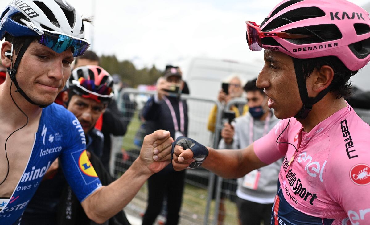 Egan Bernal en línea de meta con Joao Almeida