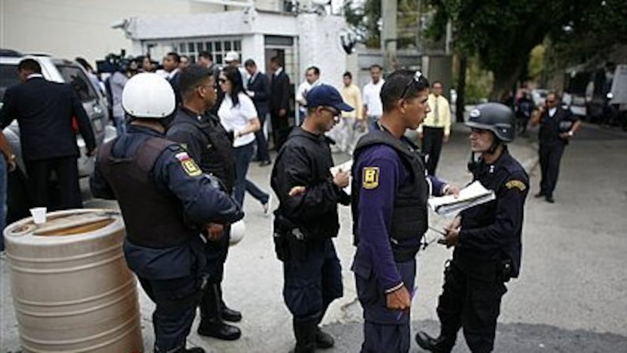 Hombres motorizados arrojaron gases lacrimógenos dentro de las instalaciones del Globovisión.