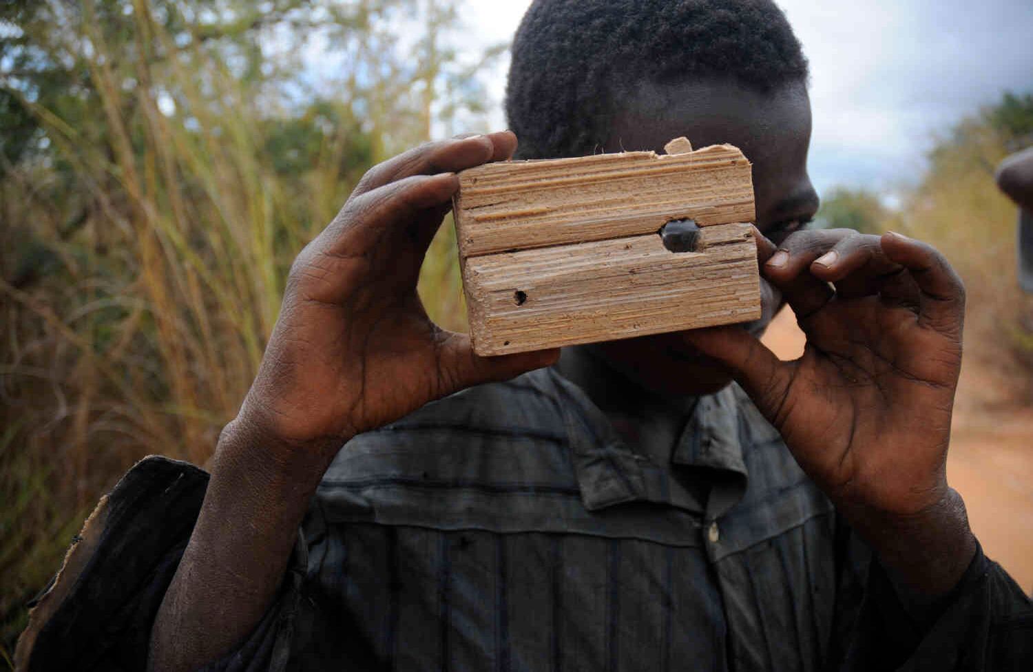 A los niños siempre les llamó la atención el lente de Javier. Algunos fabricaron su propia cámara. FOTO: cortesía @bicicleting