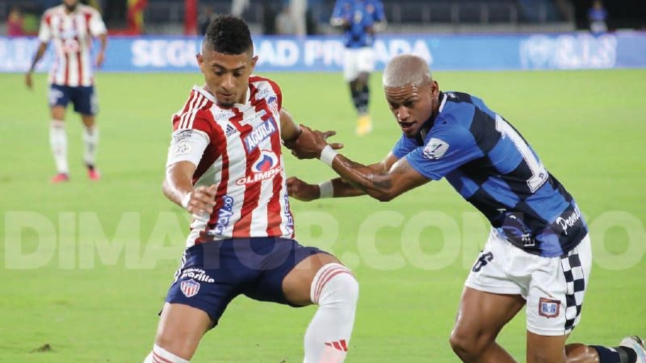 Edwin Herrera peleando un balón con Alfonzo.