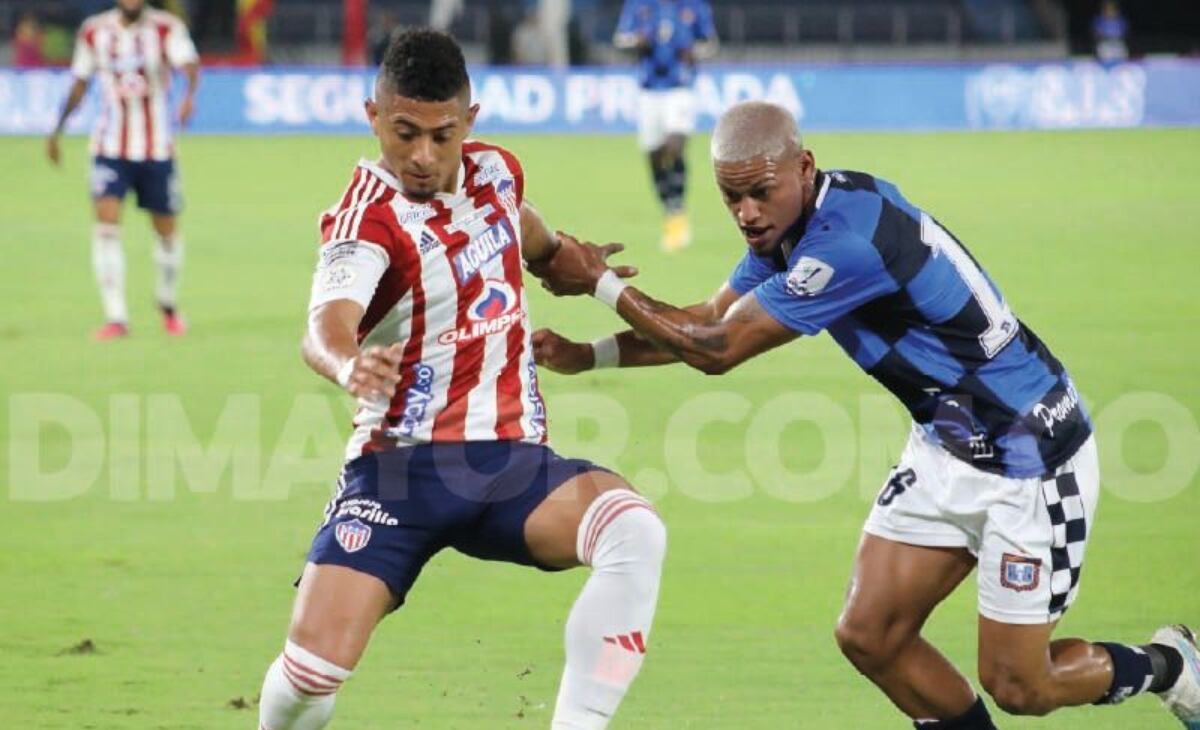 Edwin Herrera peleando un balón con Alfonzo.