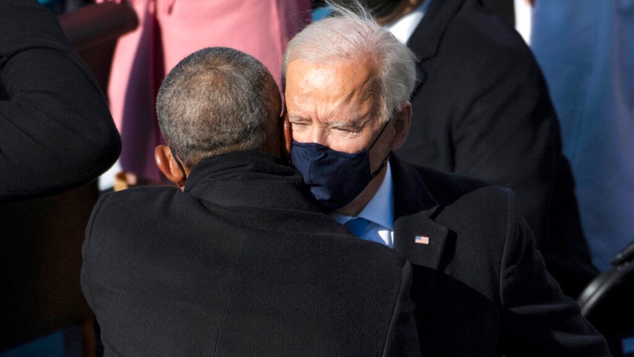 El presidente Joe Biden abraza al expresidente Barack Obama (Caroline Brehman/Pool Photo via AP)