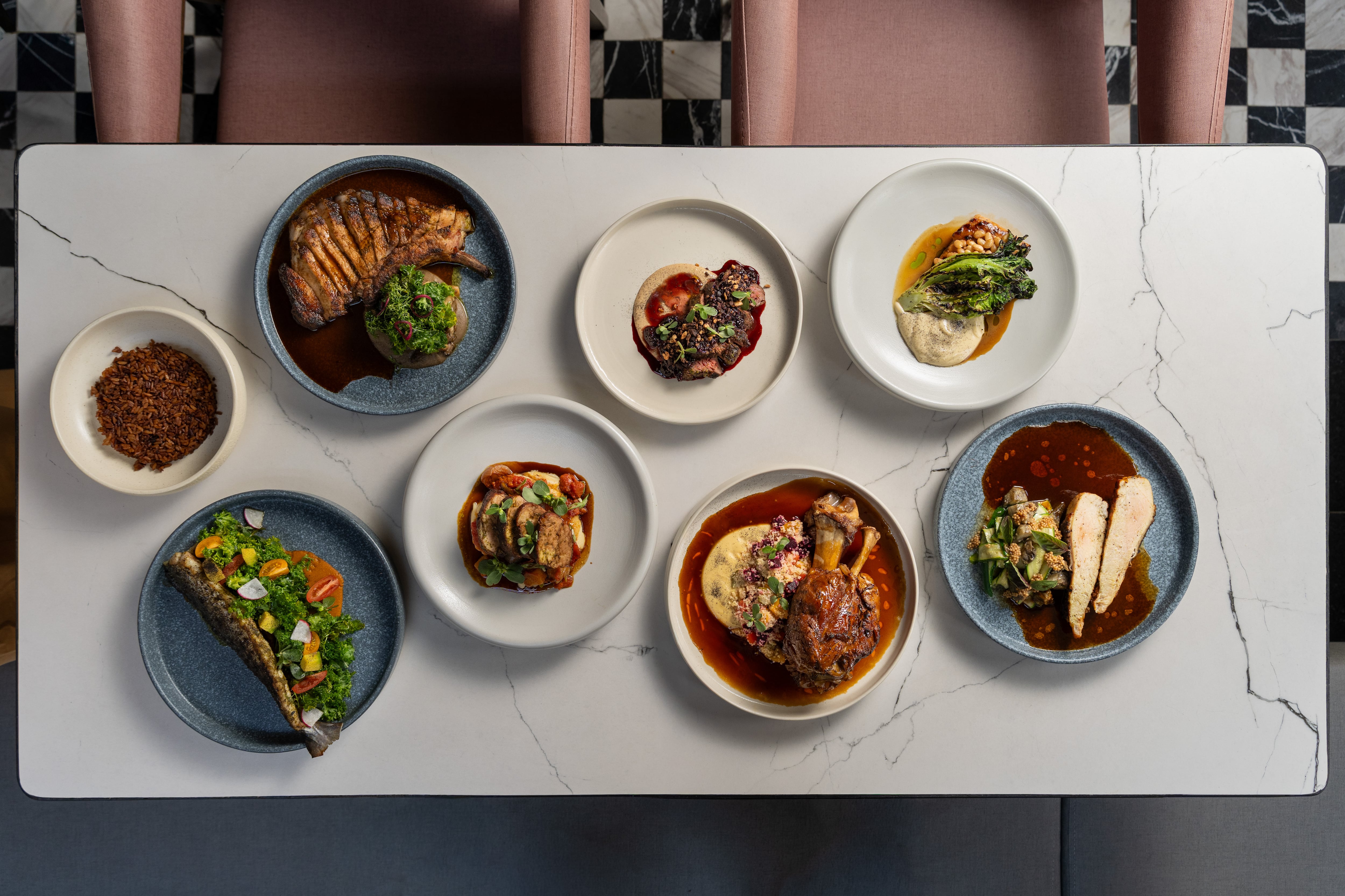 Como embajador de Acqua Panna y San Pellegrino, ofrece experiencias gastronómicas que van desde el mercado hasta la mesa.