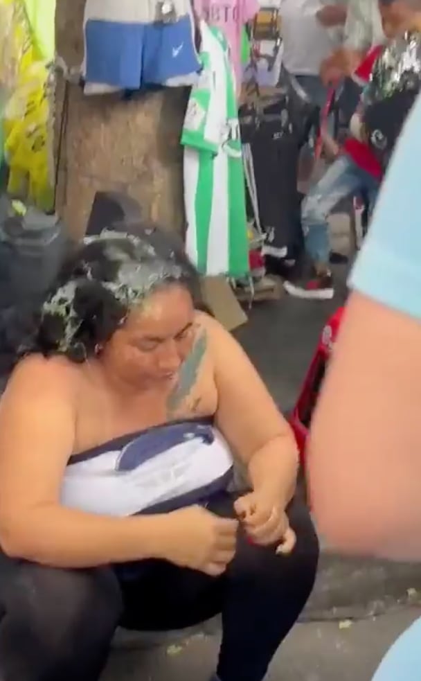 La presunta ladrona habría sido sorprendida por los comerciantes del popular sector de El Hueco.