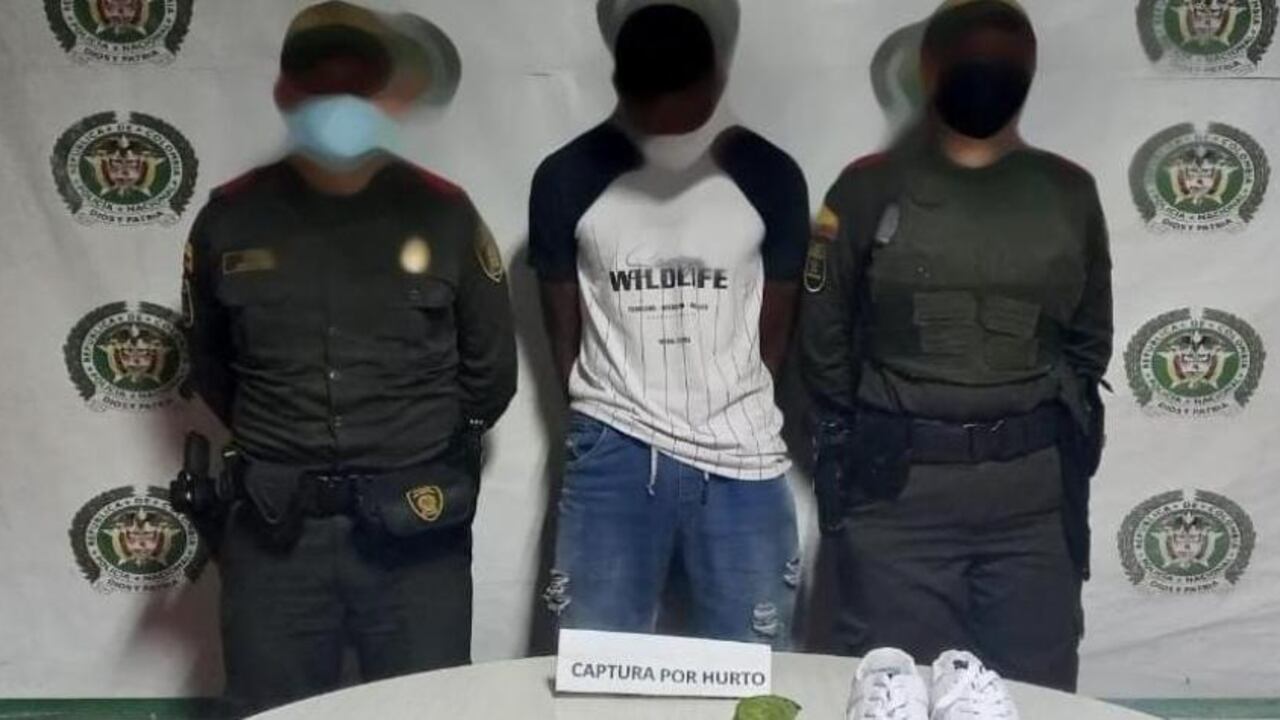 El hombre fue capturado por las autoridades algunas cuadras después.