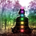 Chica haciendo yoga en un parque público, meditando humanos en pose de loto.