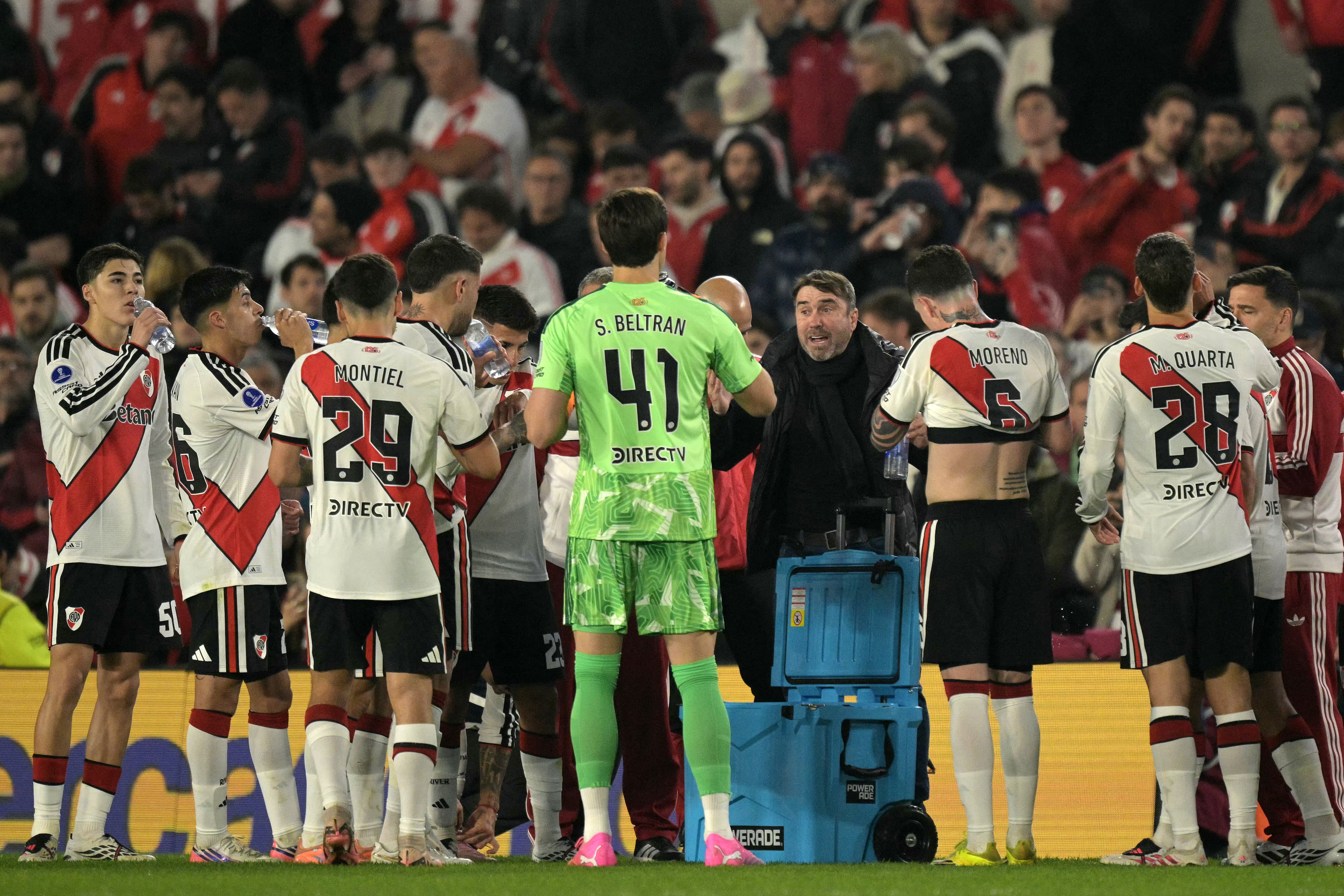 River Plate's head coach Eduardo Coudet gives instructions to his players during the second leg of the Copa Sudamericana round of 16 football match between Argentina's River Plate and Colombia's Independiente Santa Fe at Mas Monumental stadium in Buenos Aires on August 26, 2026. (Photo by JUAN MABROMATA / AFP)