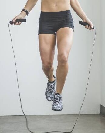 Saltar cuerda 15 minutos es un buen ejercicio que recomiendan los expertos para mejorar la circulación en las piernas. Foto: GettyImages.