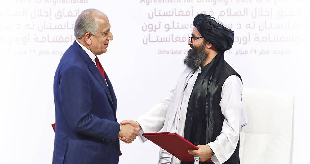 Zalmay Khalilzad, negociador de EEUU en su momento, y el mulá Abdul Ghani Baradar, que ocupará el poder político.