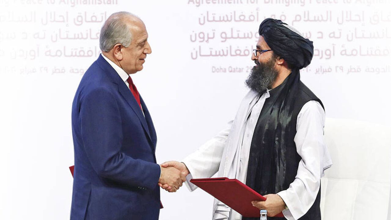 Zalmay Khalilzad, enviado especial de Estados Unidos, y el mulá Abdul Ghani Baradar firmaron el acuerdo. Según el documento, el país norteamericano retirará sus tropas y los talibanes no acogerán a grupos terroristas.