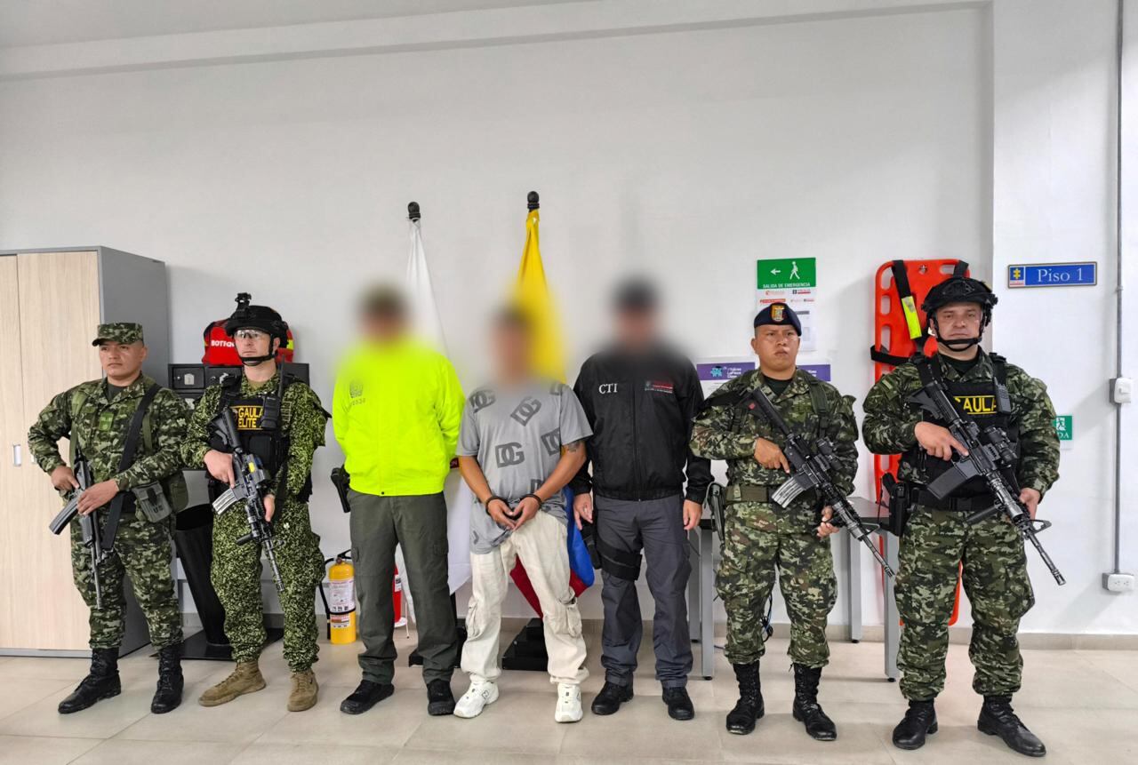 Momento de la captura de alisa Coco, implicado presuntamente en el crimen de un líder social, según el Ejército.