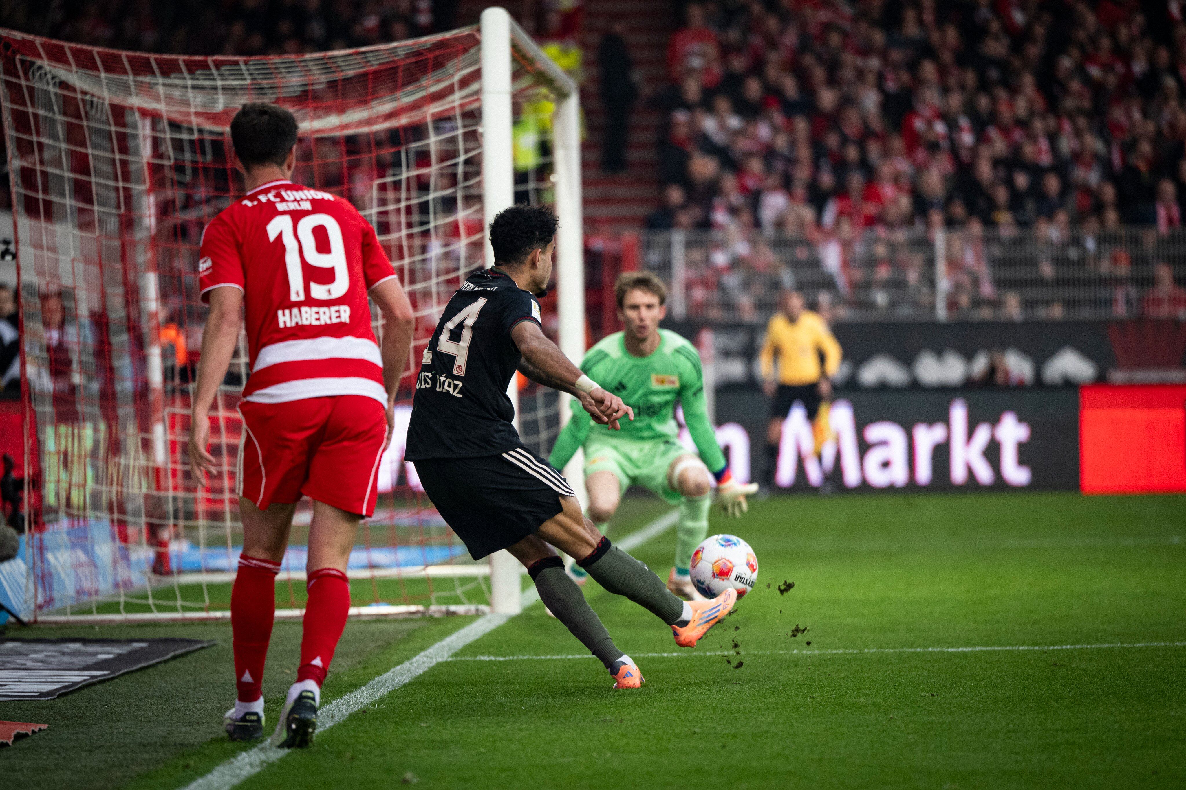 Momento exacto del remate imposible de Luis Díaz ante Union Berlín.