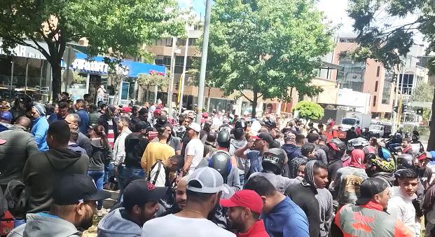 Domiciliarios de Rappi protestan en el Parque de la 93 en Bogotá en contra de la reforma laboral.