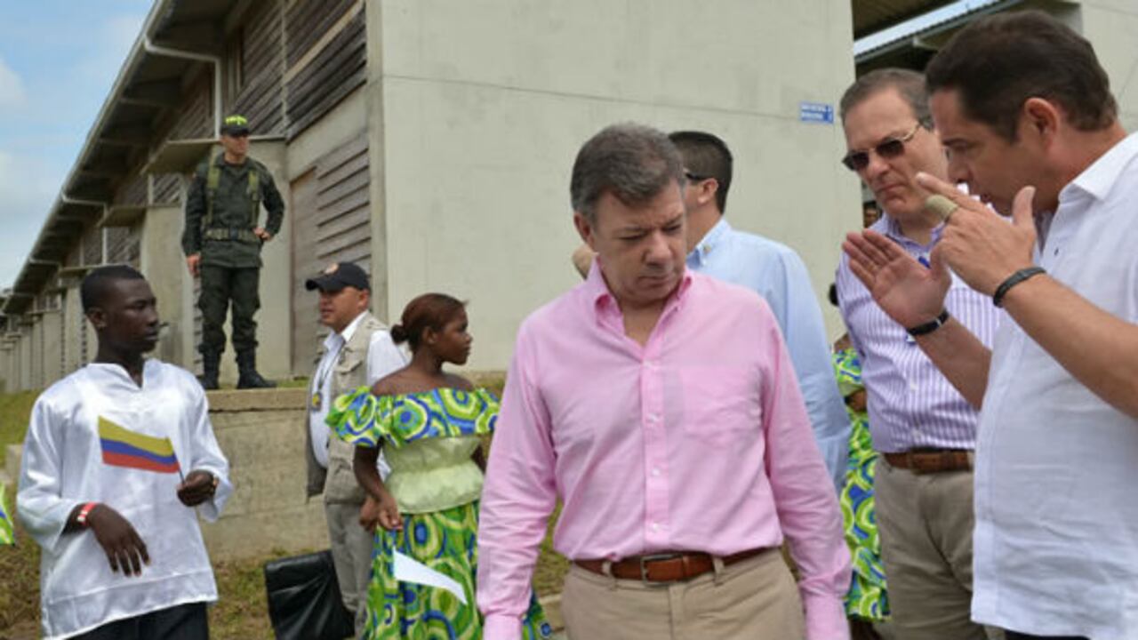 El presidente Juan Manuel Santos y el ministro de Vivienda Germán Vargas estuvieron en la entrega de las viviendas.