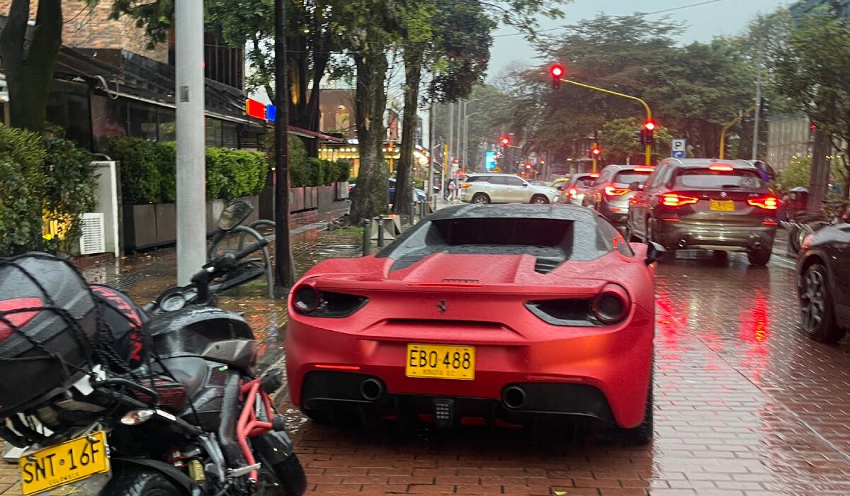 Denuncian Ferrari mal parqueado que causa trancón en el norte de Bogotá