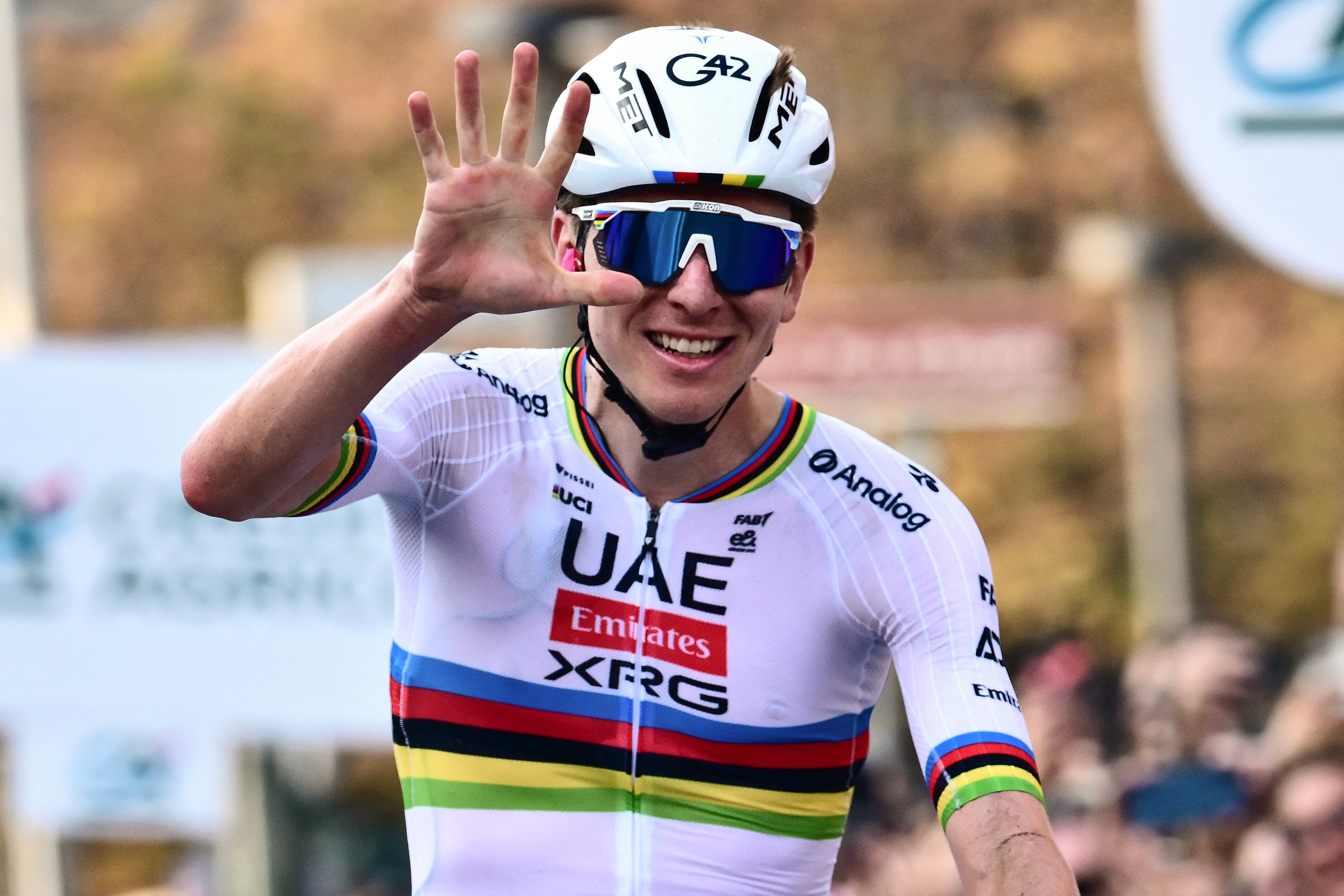 El ciclista esloveno Tadej Pogacar, del UAE Team Emirates, celebra su victoria en la 119.ª edición del Giro de Lombardía, una carrera ciclista de 238 km que se disputará entre Como y Bérgamo el 11 de octubre de 2025. (Foto: Marco BERTORELLO / AFP)