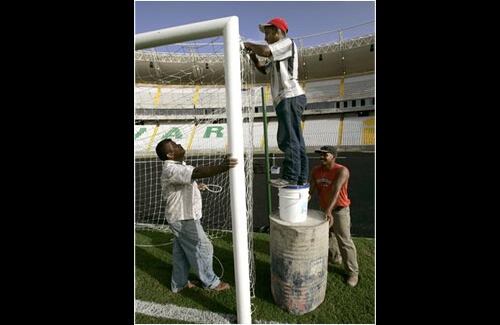 El fútbol no es denominado deporte extremo. Pero detrás de él, hay que hacer todo tipo de acobacias. Así lo demuestran los encargados de los preparativos de la Copa.