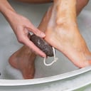 Exfoliar la piel de los talones con frecuencia ayuda a prevenir que se agriete y cause dolor.