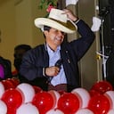 El presidente electo peruano Pedro Castillo habla durante una celebración en la sede de Perú Libre, luego de la ceremonia en la que recibió sus cartas credenciales para el período 2021-2026 en Lima, el 23 de julio de 2021. - Castillo dijo que va a copiar al extranjero "chavista" ni "comunista". Castillo prestará juramento el 28 de julio durante una ceremonia tradicional en el Congreso. (Foto de Gian MASKO / AFP)