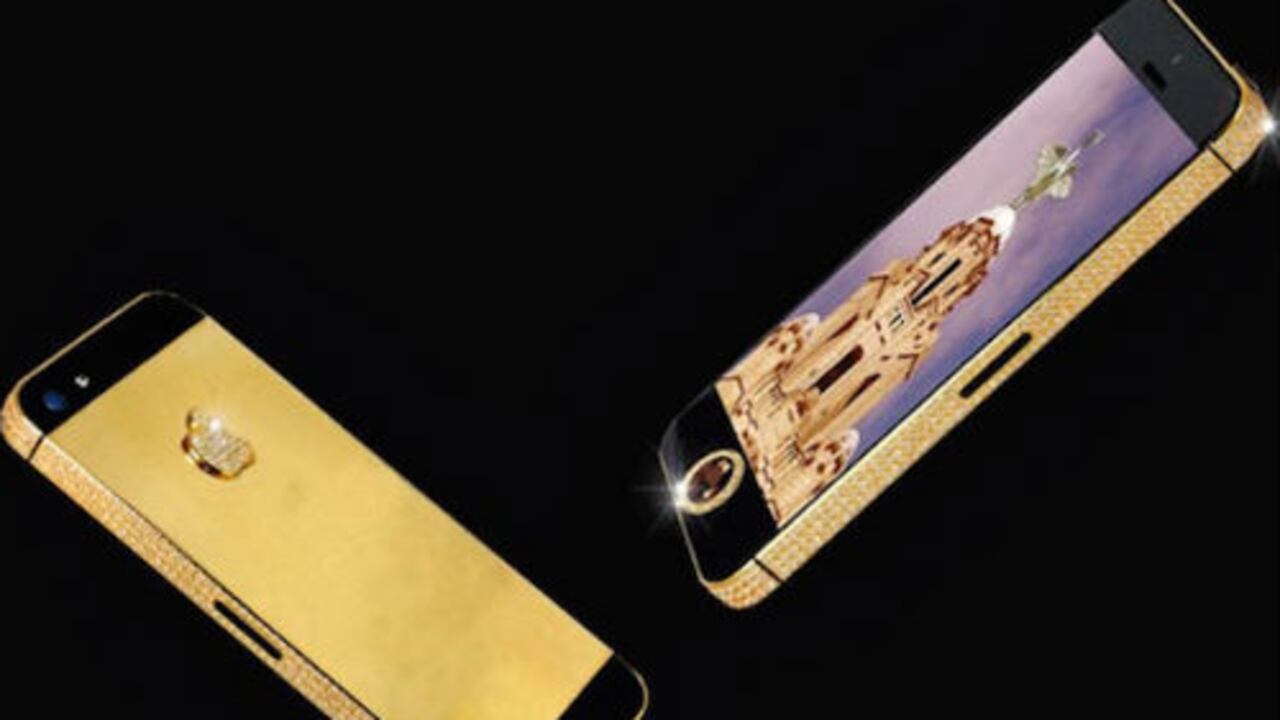 1. iPhone 5 Black Diamond de Stuart Hughes, US$15,3 millones. Este iPhone tiene incrustaciones de diamante del diseñador Stuart. La caja es de oro sólido y está incrustada con 600 diamantes blancos en los bordes, y un diamante negro de 26 quilates en el botón principal.