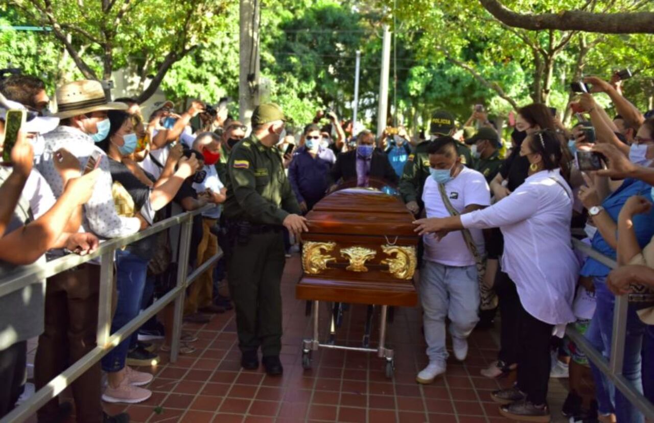 Seguidores y familiares le dan un último adiós al Ruiseñor del Cesar, quien será sepultado el lunes en su pueblo natal, La Paz. El país entero llora su pérdida por covid-19.