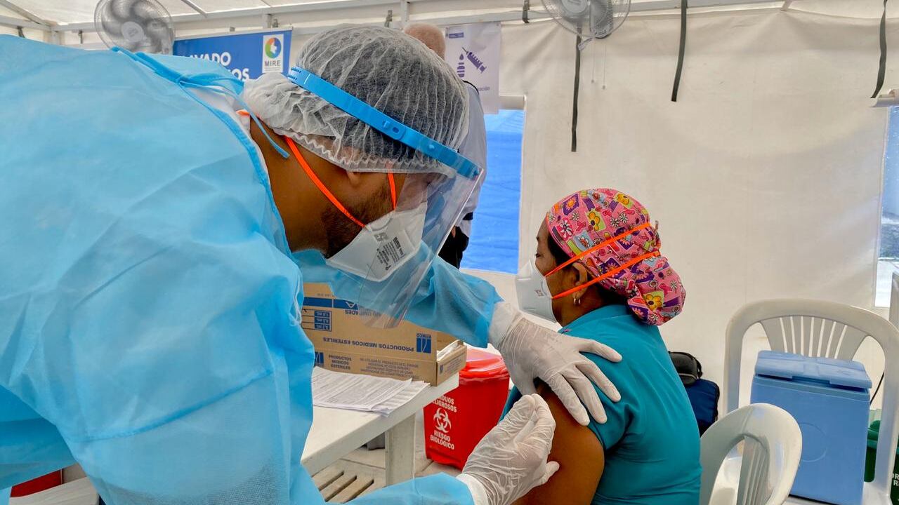 Amalia Matapí, primera vacunada de Amazonas