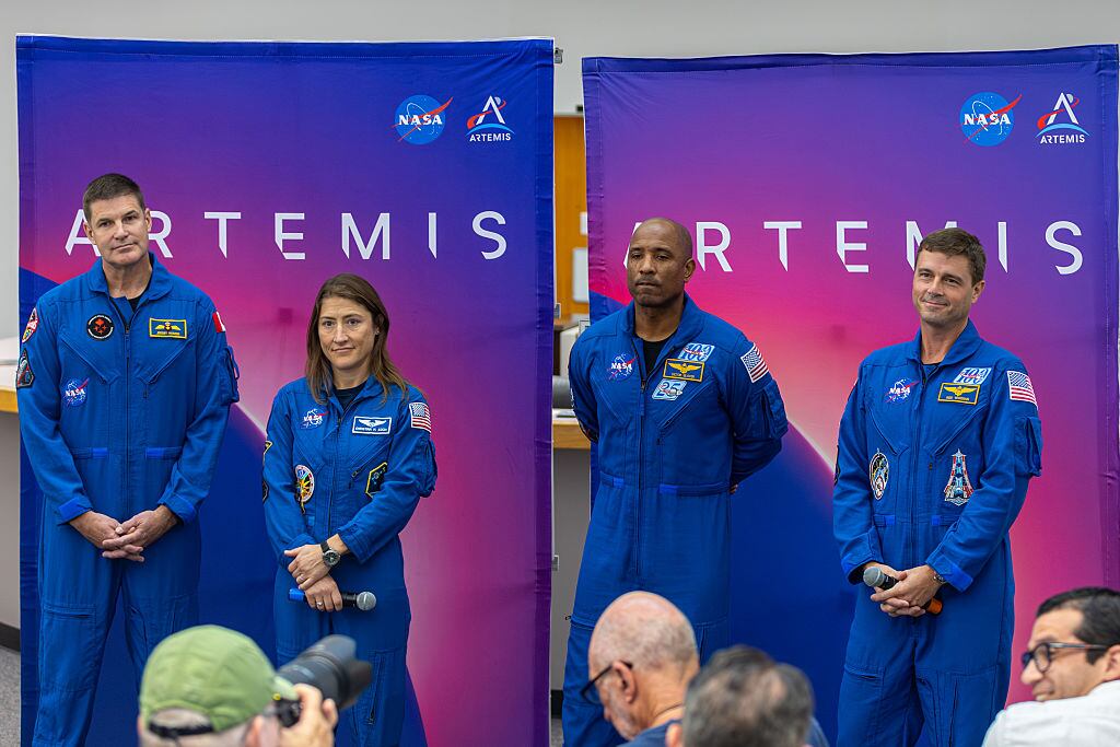 Los cuatro astronautas de la misión Artemis II a la Luna (Reid Wiseman, Christina Koch, Victor Glover y Jeremy Hansen) hablan con los medios en el Centro Espacial Kennedy, en Merritt Island, Florida, el 30 de julio de 2025