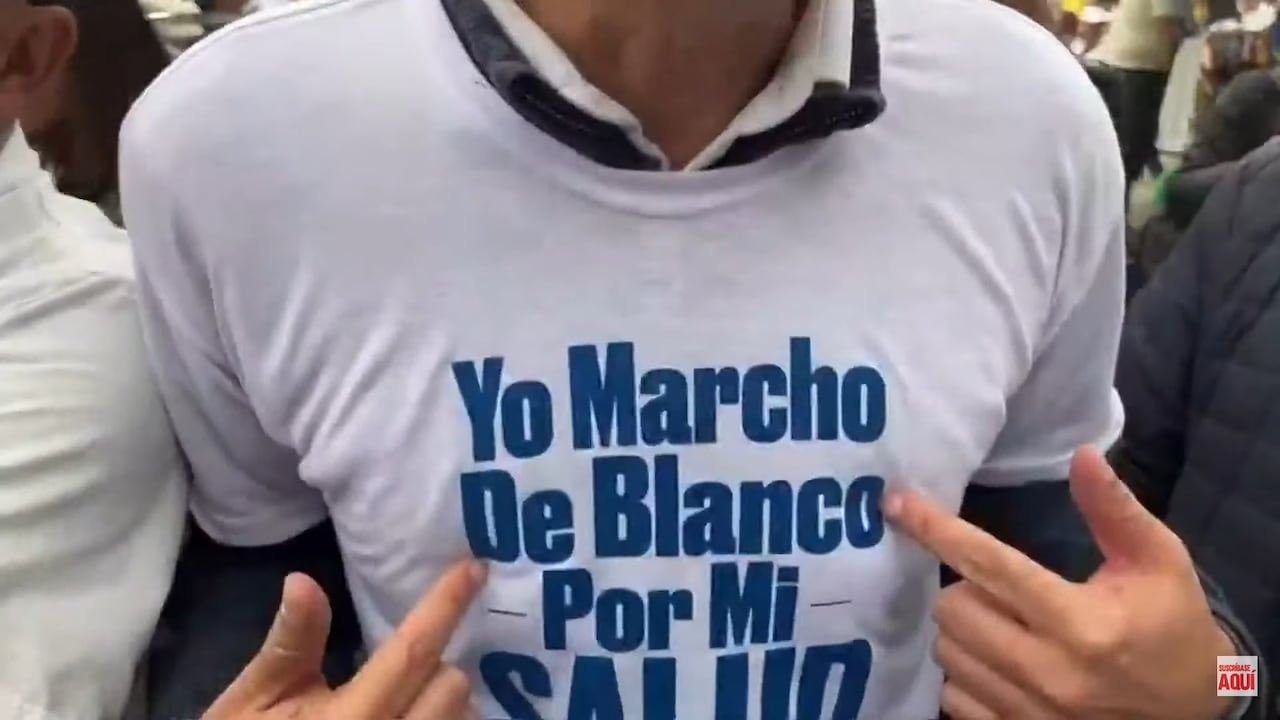 "Yo marcho de blanco por mi salud" fue un eslogan que se repitió durante movilizaciones contra el Gobierno de Gustavo Petro este 21 de abril en varias ciudades del país.