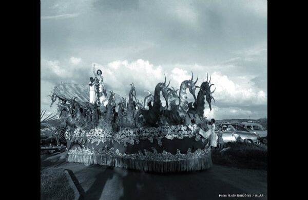 A lo largo de su carrera, sin embargo, González también encontraría tiempo para documentar la cara más amable de la Colombia de mitad del siglo pasado. Un ejemplo es este desfile de carrozas del Concurso Nacional de Belleza celebrado en Cartagena en noviembre de 1953.