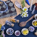 Bodegón místico con cartas del tarot, botella de elixir e ingrediente para poción en la mesa de brujas. Concepto de medicina alternativa. Fondo esotérico, gótico y oculto con objetos mágicos y hierbas.