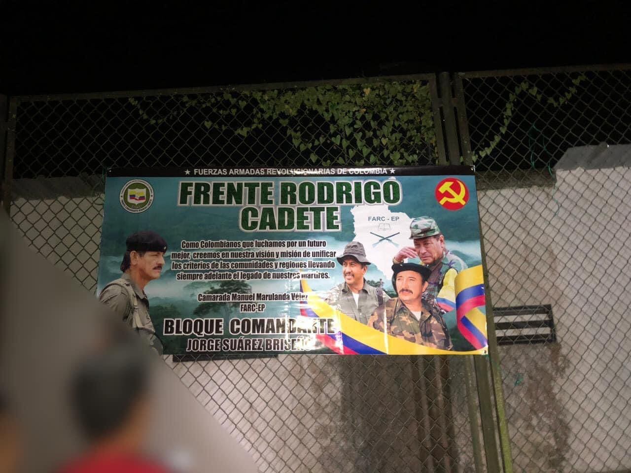 Las vallas tienen los rostros de excomandantes de las Farc.