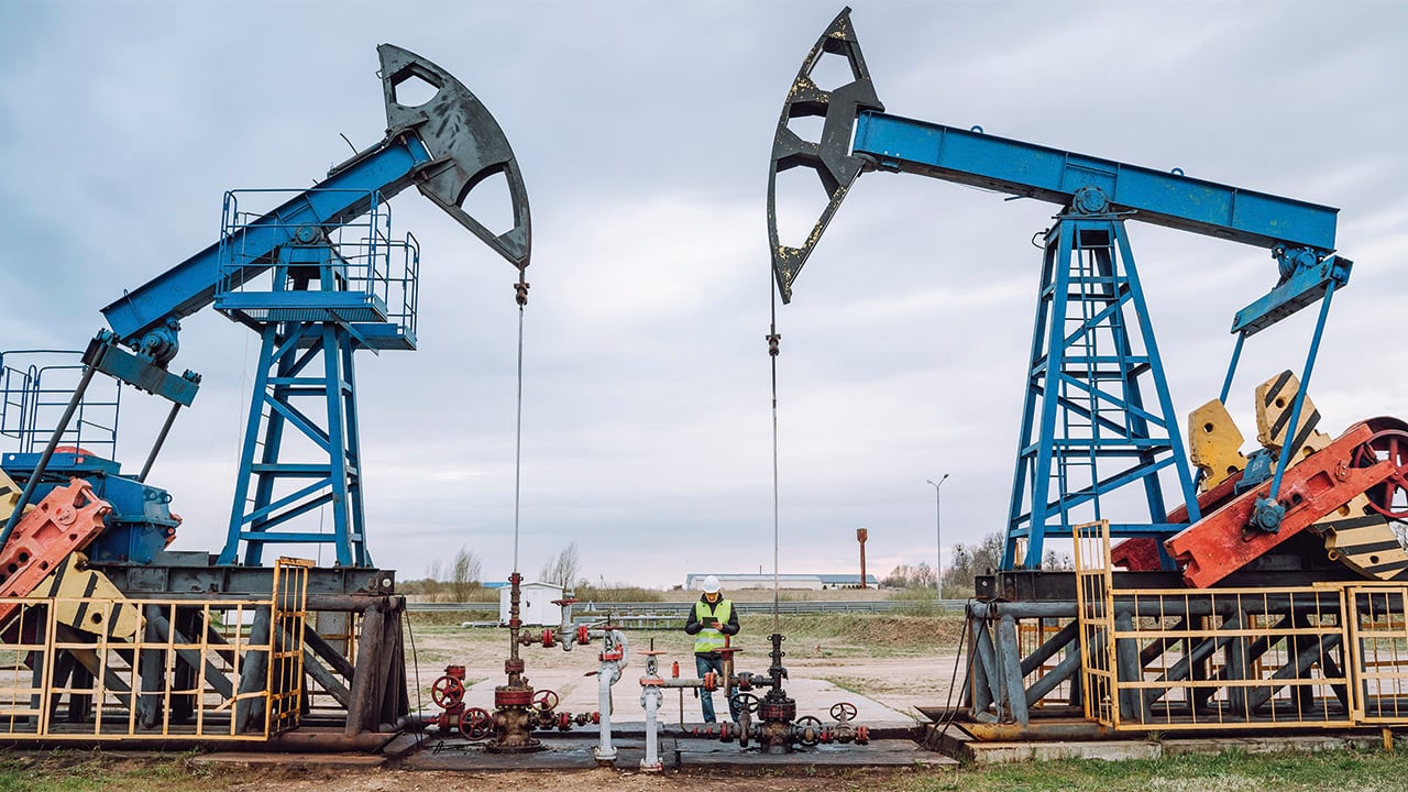 Goldman Sachs estima un promedio cercano a los 56 dólares, mientras que J. P. Morgan lo ubica alrededor de los 58 dólares.