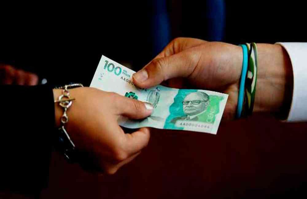 La prima de servicios equivale a un mes de salario y se paga en dos cuotas: una en junio y otra en diciembre.