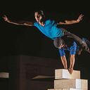 Wilmer es el acróbata portor y Edward el volante. Una imagen de '¿Quién soy?’, obra de El Núcleo.