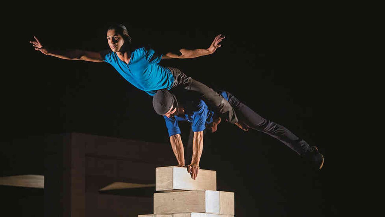 Wilmer es el acróbata portor y Edward el volante. Una imagen de '¿Quién soy?’, obra de El Núcleo.