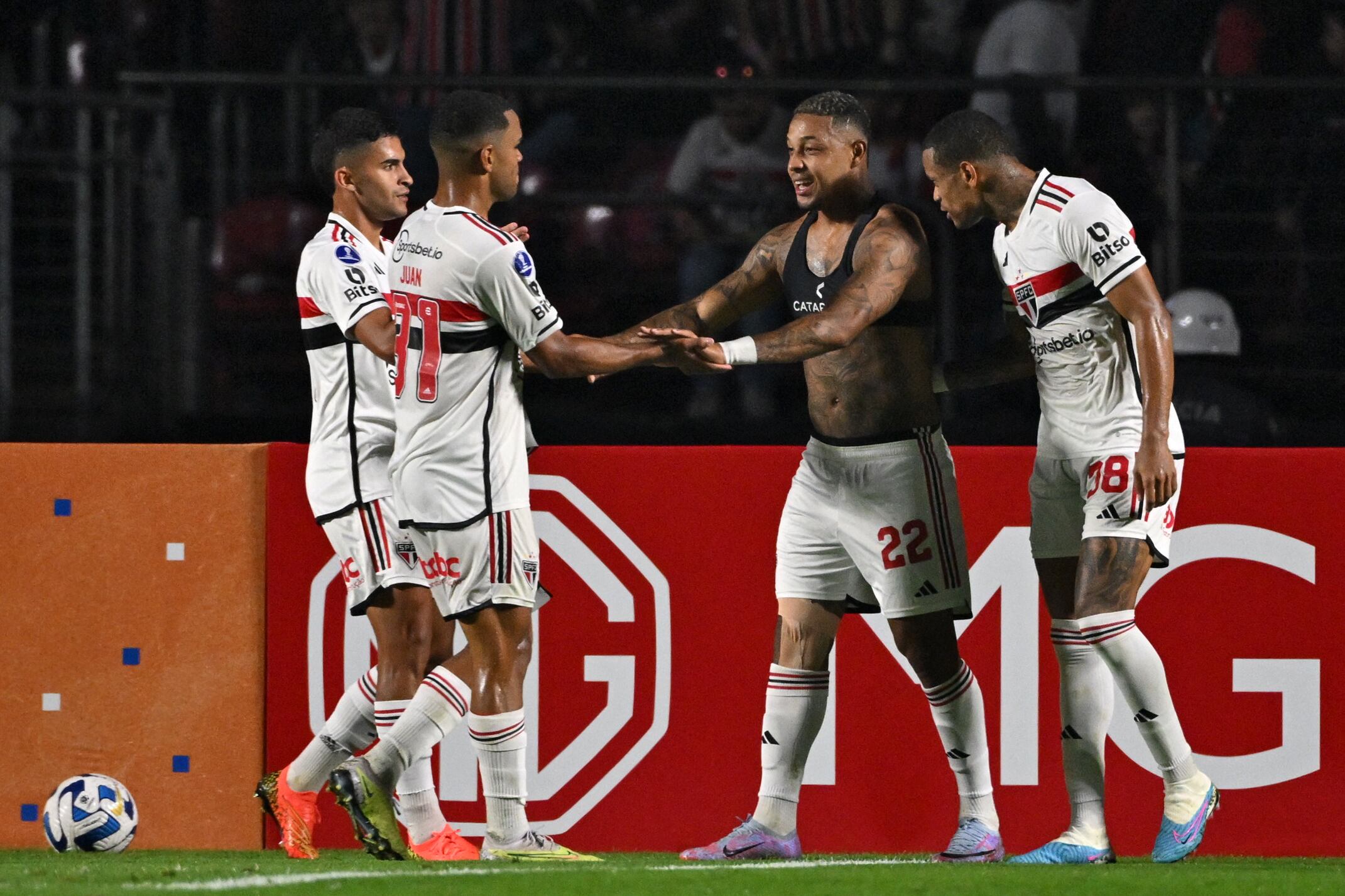 David celebrando el gol de Sao Paulo.