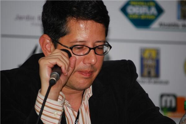 Fanuel Hanán Díaz conversó sobre los libros perturbadores para niños y jóvenes, como El pájaro emplumado, Juul, Pedro Melenas de Heinrich Hoffmann, A trompicones de Mirjam Pressler, Chao, de Lygia Bojunga, Mi vida en la maleza de los fantasmas de Amos Tutuola. Entre otros tantos que generaron inquietudes en los asistentes.