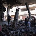 Los palestinos comprueban la destrucción después de un ataque israelí en Rafah, Franja de Gaza, el sábado 24 de febrero de 2024.