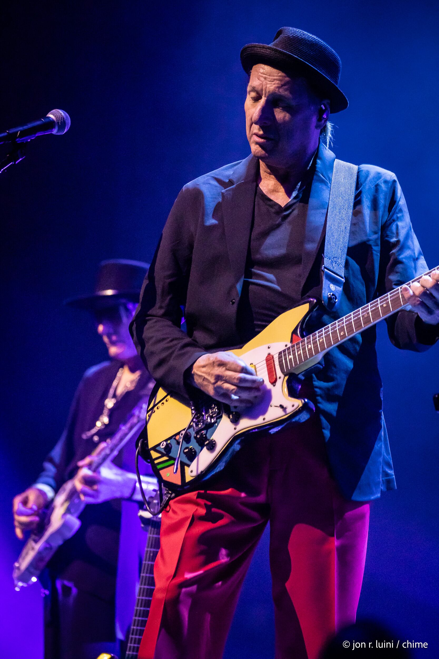 Adrian Belew merece todos los aplausos, por cuenta de sus logos y por cumplirle el sueño a generaciones que no imaginaron ver en vivo estas canciones.