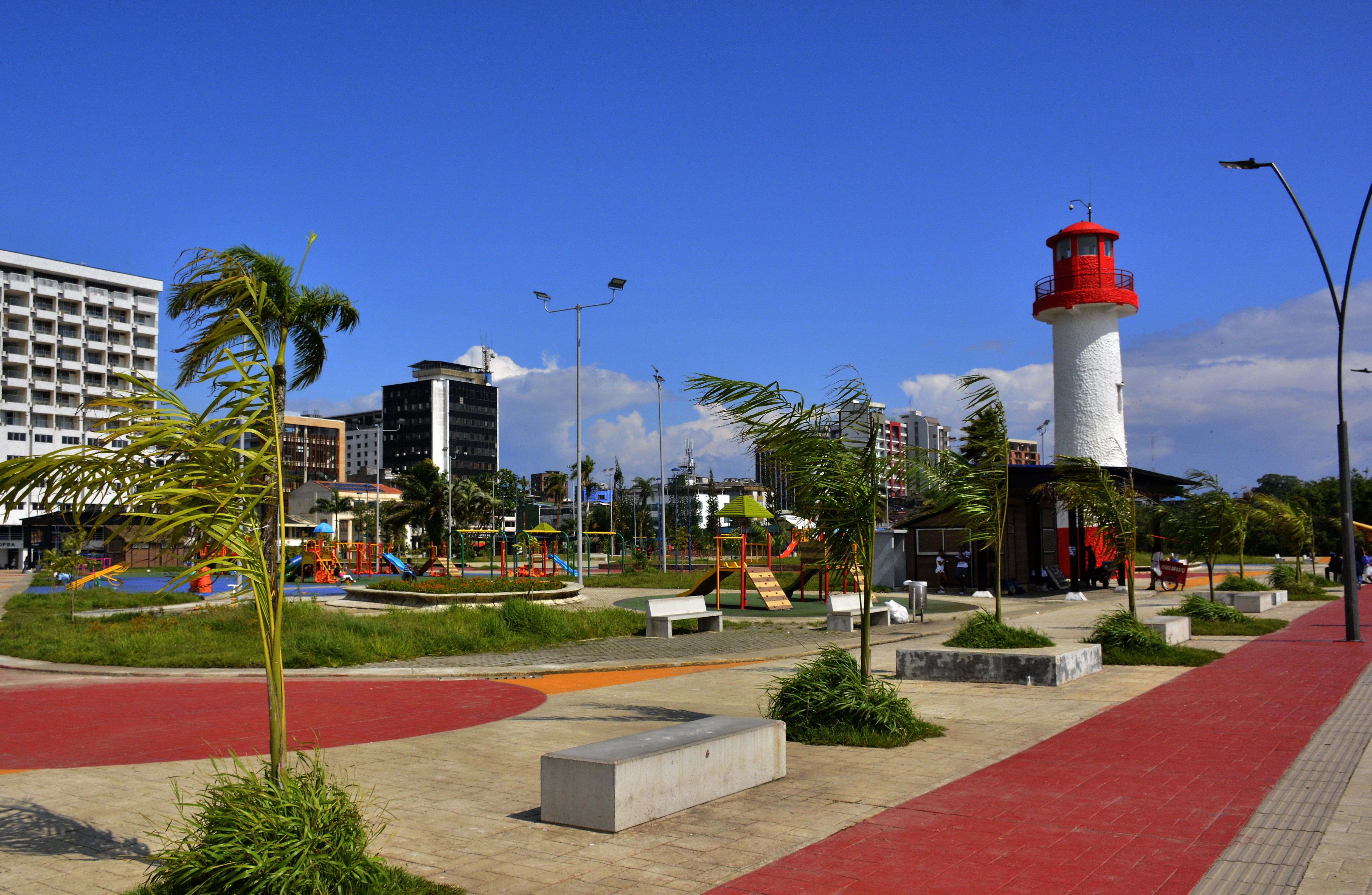 Buenaventura como destino turístico. El pasado miércoles 22 de noviembre, Buenaventura recibió por primera vez un crucero en su puerto. En el navío bautizado MS Hamburg arribaron cuatrocientos turistas alemanes, que desembarcaron para conocer la oferta cultural, gastronómica y natural del distrito especial.