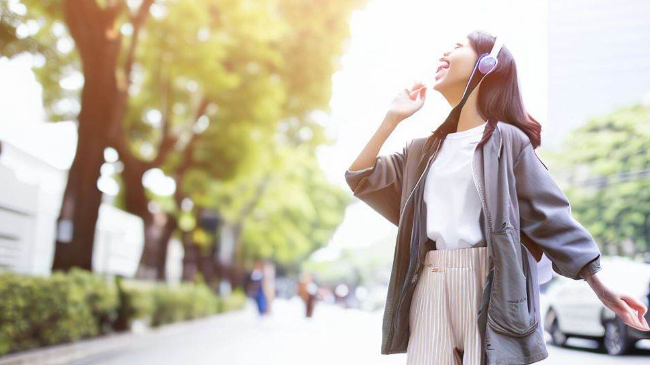 Modo Awareness: Así se puede activar en los audífonos para evitar accidentes en la calle