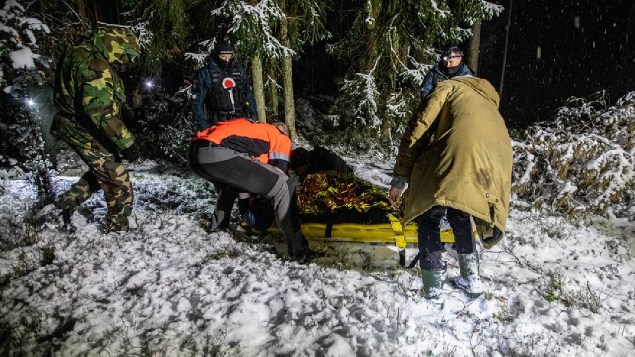 Un hombre que no podía caminar, fue encontrado en el bosque en la sección fronteriza de Kabeliai, en Lituania, y llevado al hospital Druskininkai.