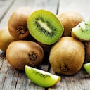 Esta fruta contiene vitamina C.