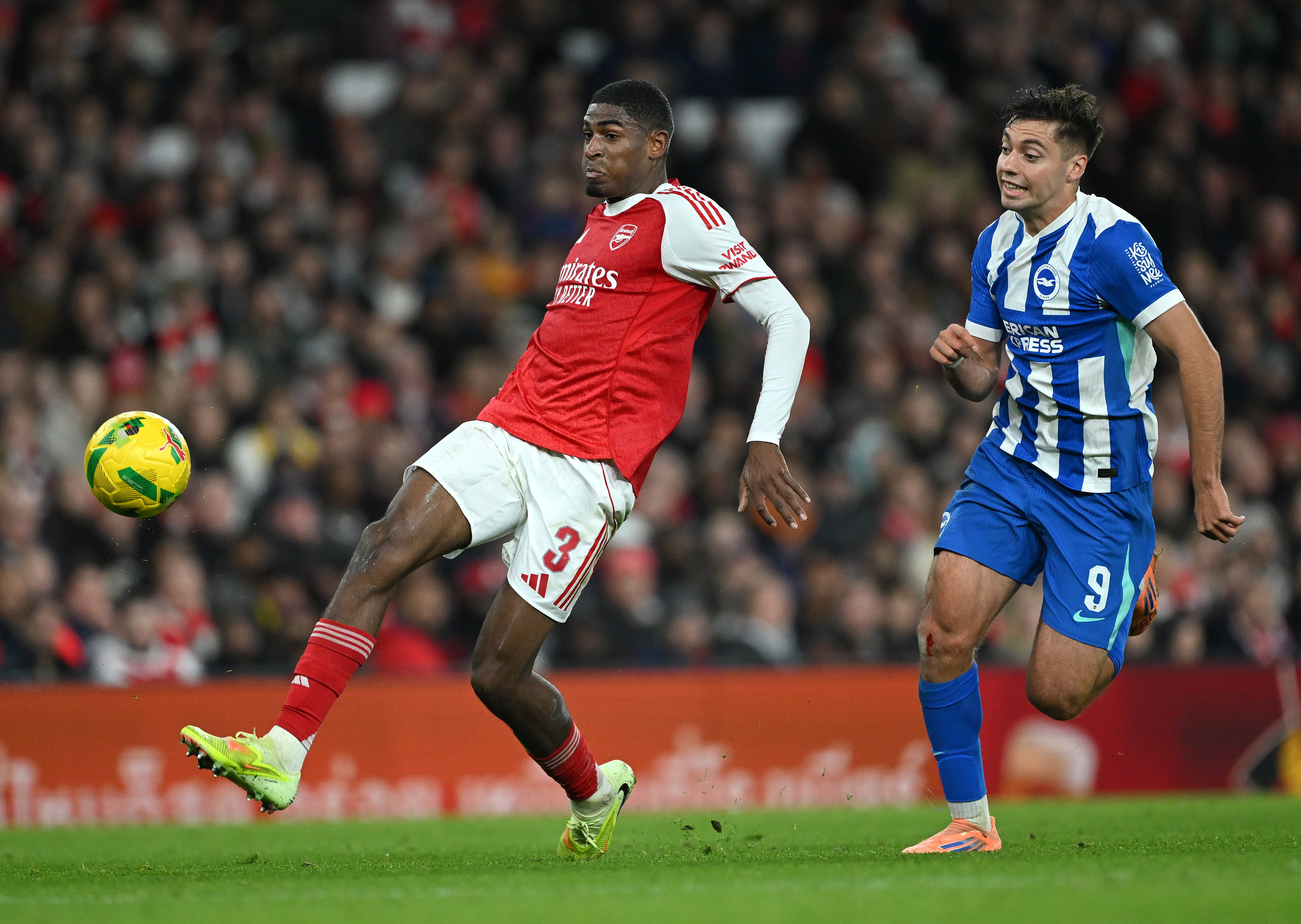 Christian Mosquera durante un partido contra el Brighton en la Premier League.