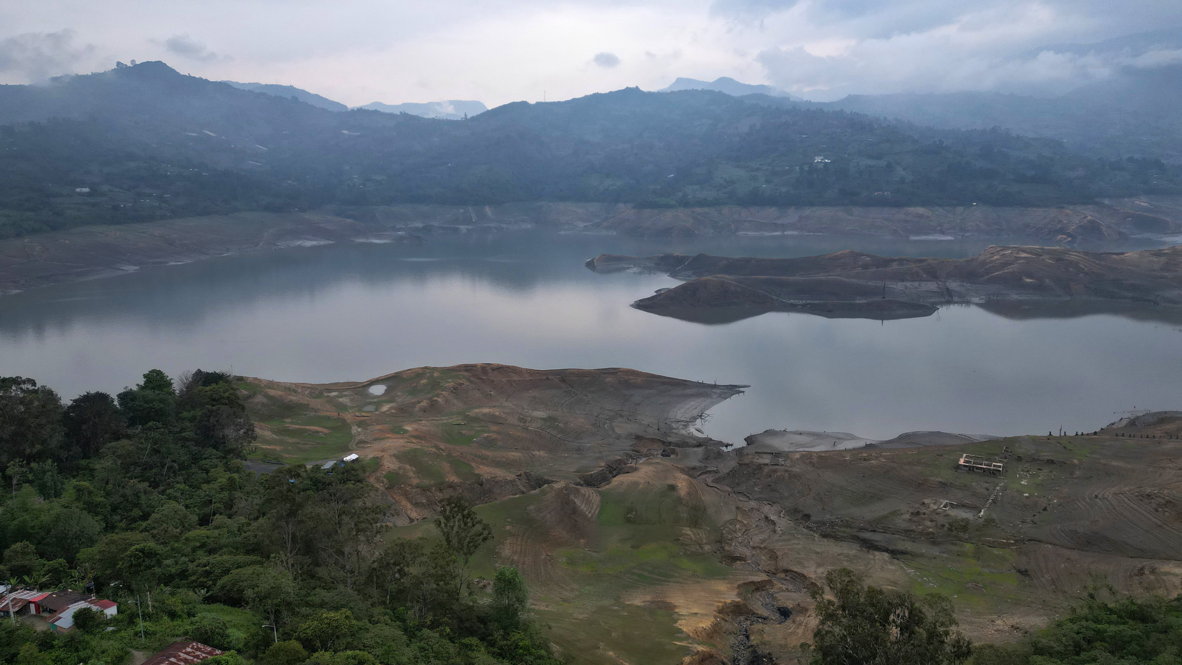 Central Hidroeléctrica del Guavio
 embalse del Guavio  presenta nivel bajo a causa del fenómeno de El Niño
Cundinamarca abril 3 del 2024
Foto Guillermo Torres Reina / Semana