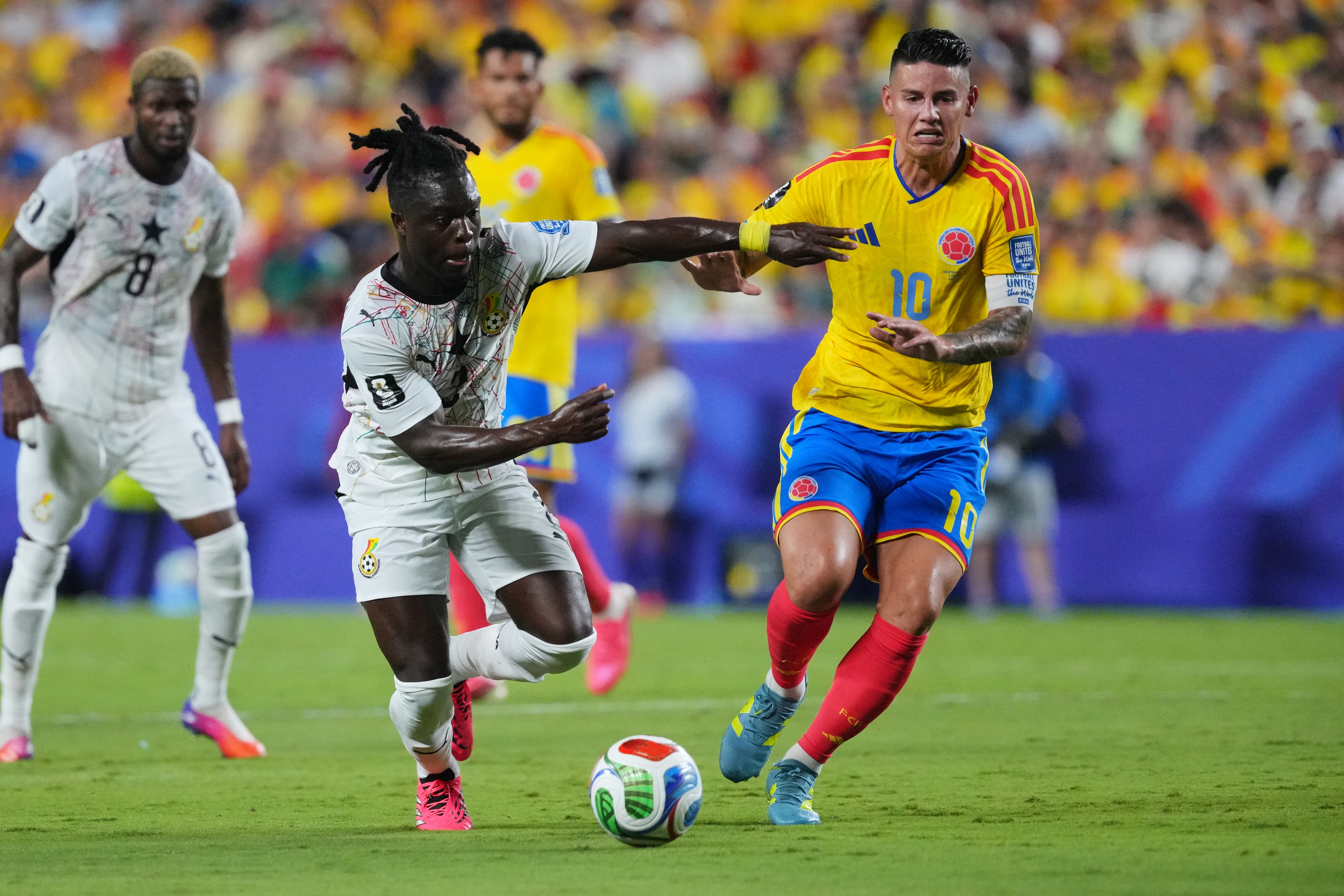 James Rodriguez abandonó el terreno de juego.